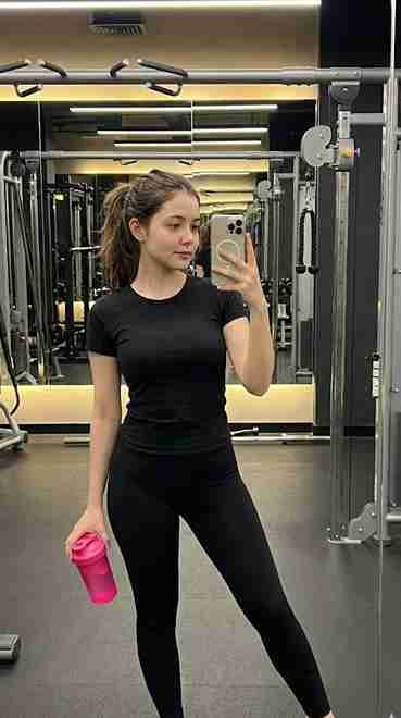 Gym photo prompt girl